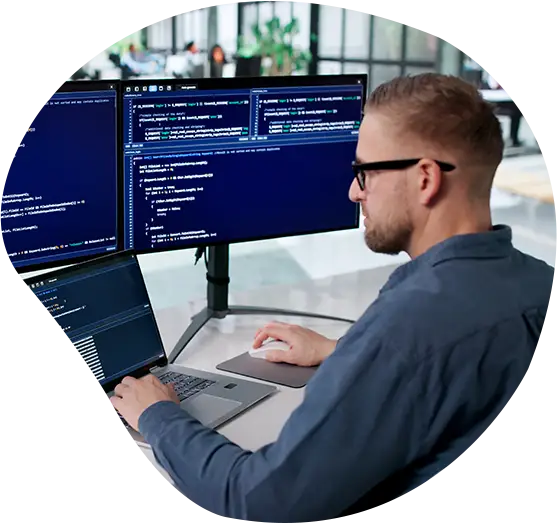 Ein Software-Entwickler an seinem Arbeitsplatz