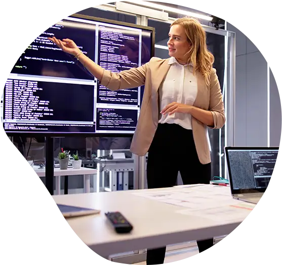 Eine Frau zeigt Code auf einem Screen