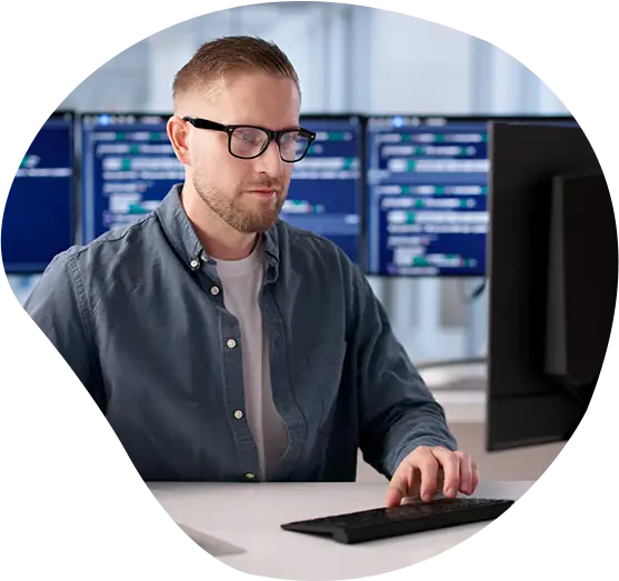 Ein Software-Developer am Arbeitsplatz