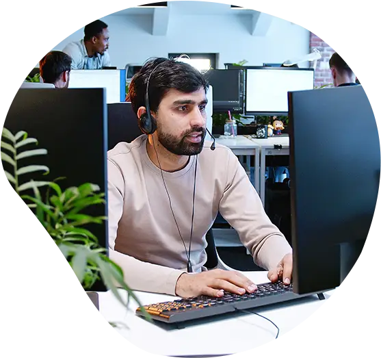 Ein Developer sitzt konzentriert an seinem Arbeitsplatz