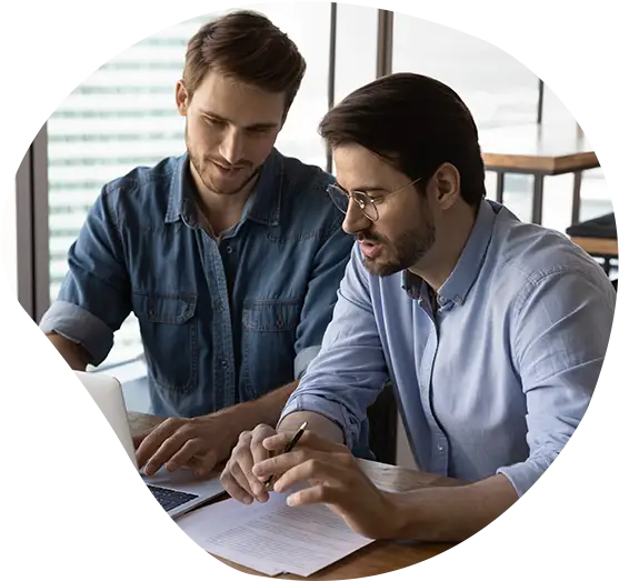 Zwei Männer arbeiten gemeinsam an Lösungen