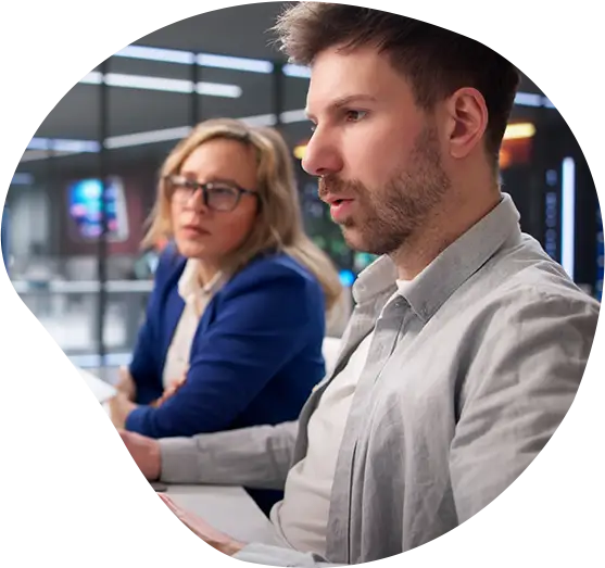 Zwei Angestellte eines Unternehmens bei der Auswertung von Data Mining