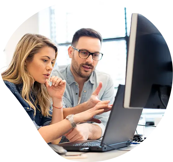 Eine Mitarbeiterin und ein Mitarbeiter bei einem Online-Meeting