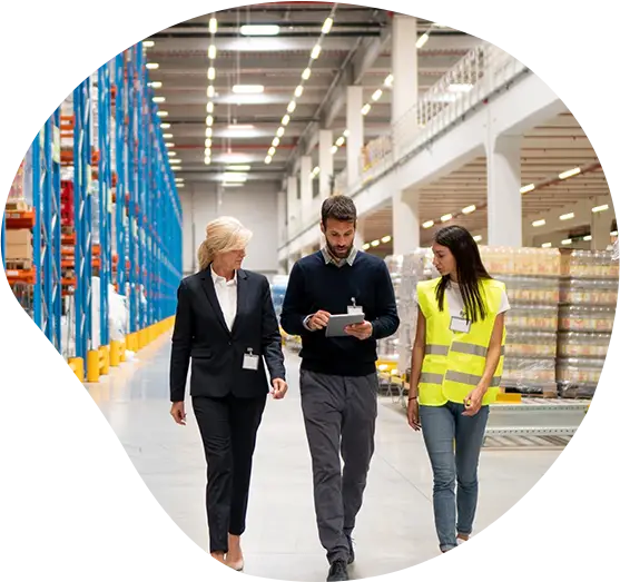 Lagerlogistiker laufen durch eine Großlagerhalle