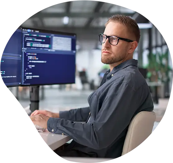 Ein Software Developer bei der Arbeit