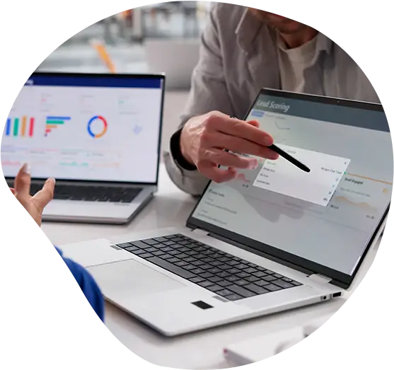 Ein Mitarbeiter zeigt einem anderen etwas auf einem Monitor