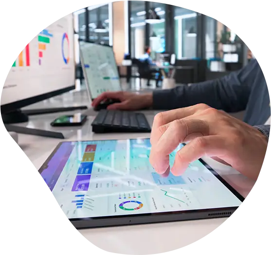 Eine Person bei der Bedienung eines CRM auf einem Tablet