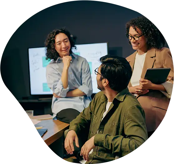 Kundenberatung vor einem großen Screen