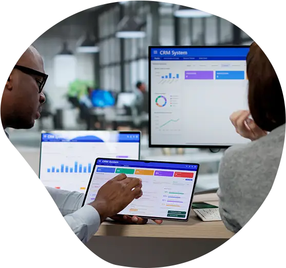 Zwei Programmierer sitzen an ihren Bildschirmen