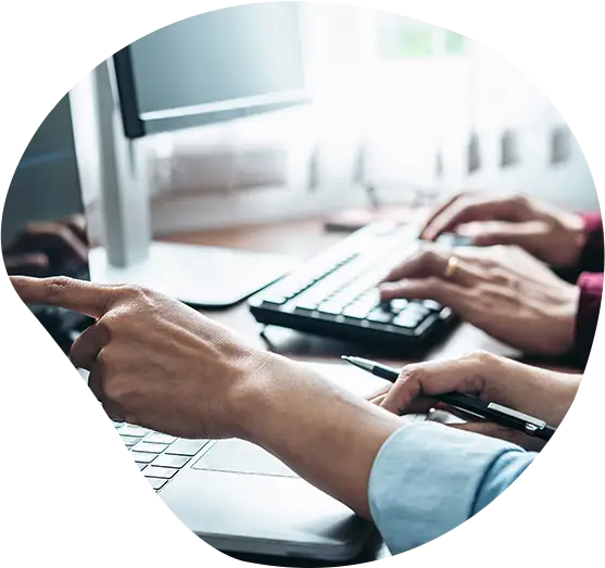 Hände tippen auf Tastaturen am Arbeitsplatz