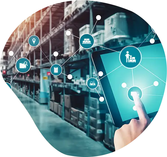 Eine Person tippt auf einem Tablet in einem Gewerbegebäude, darüber schweben Icons