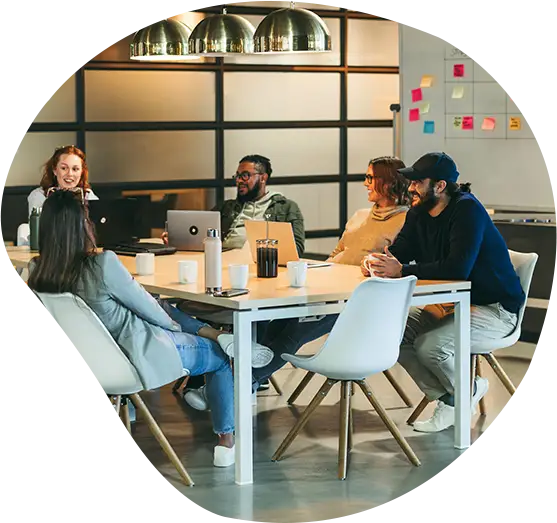 Team-Besprechung an einem Konferenztisch