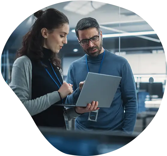 Zwei Mitarbeiter eines Unternehmens mit Tablet nutzen Businesssoftware