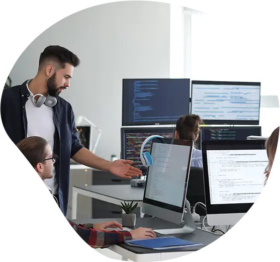 Zwei Kollegen bei der Besprechung eines Projekts an einem Bildschirm-Arbeitsplatz