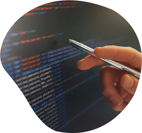 Analyse, Code oder Hand im Büro mit Computerbildschirm, Softwarefehler oder Datenprüfung im Debug-Prozess.