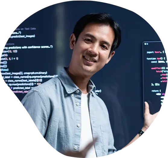 Ein Mitarbeiter präsentiert sein Softwareprojekt.