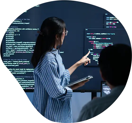 Entwicklerin präsentiert Kollegen oder dem Team Code, erklärt den Code und bespricht eine Softwareentwicklungsaufgabe während eines Code-Meetings.