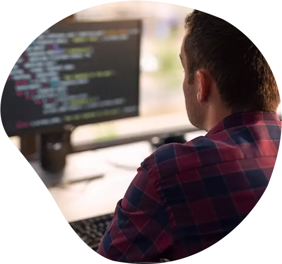 Mann blickt auf einen Bildschirm an seinem Arbeitsplatz.