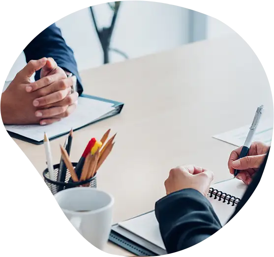 „Nahaufnahme von zwei Personen die in einem Besprechungsraum im Büro ein Gespräch führen.