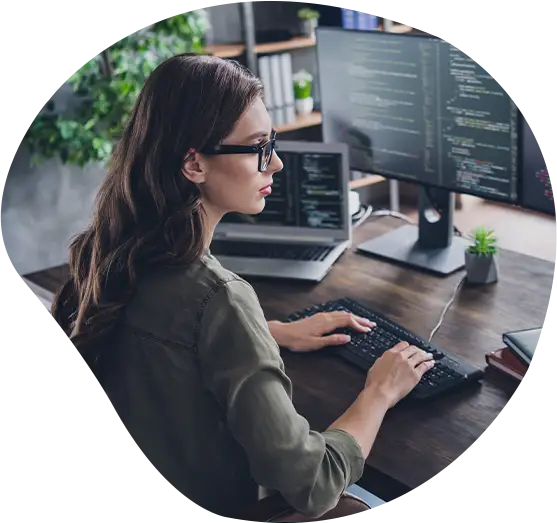 Frau arbeitet an einem Schreibtisch an einem Projekt.