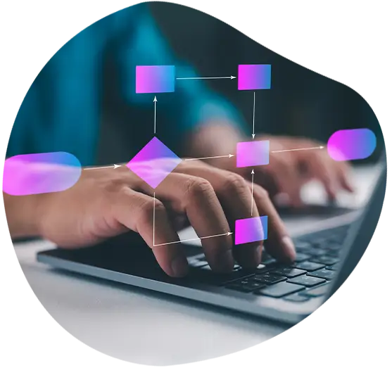 Nahaufnahme von Händen die auf einer Laptoptastatur tippen mit schwebenden Flussdiagramm darüber.