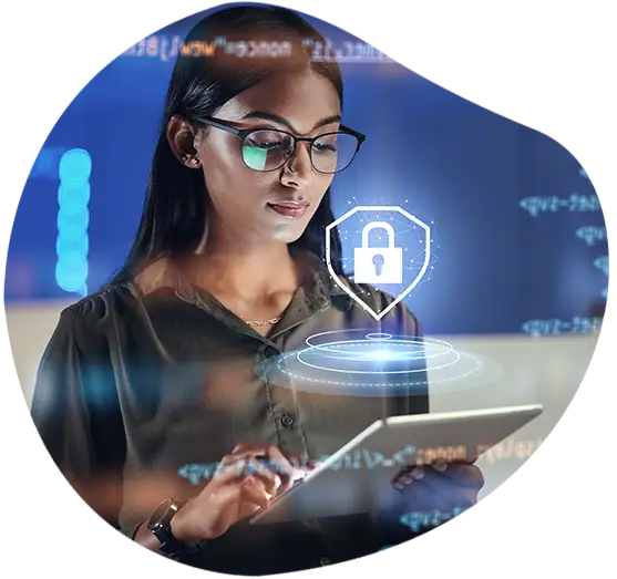 Hologramm eines Schlosses, Tablet und Frau mit Sicherheitsanalyse, Software-Overlay und Sicherheitsprogrammierung.