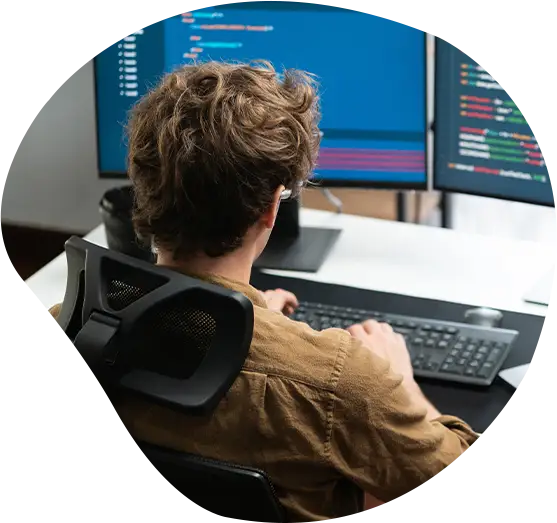 Mann programmiert an seinen Arbeitsplatz.