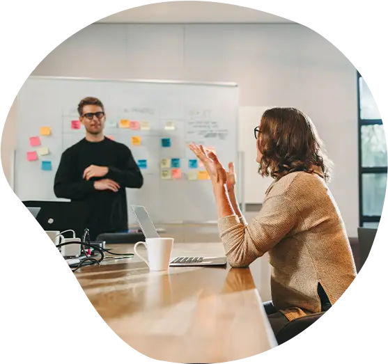 Produktives Mirarbeitermeeting: Kreative Zusammenarbeit und Ideengenerierung.