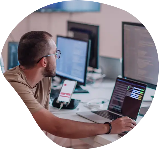 Mann führ Softwaretests an seinem Arbeitsplatz durch.