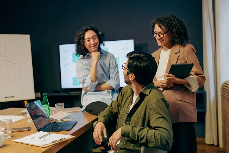 Kundinnen und Developer bei der Besprechung