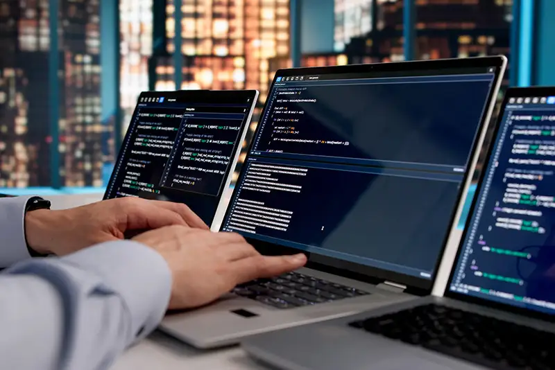 Arbeitsplatz eines Software Developers in einem Büro