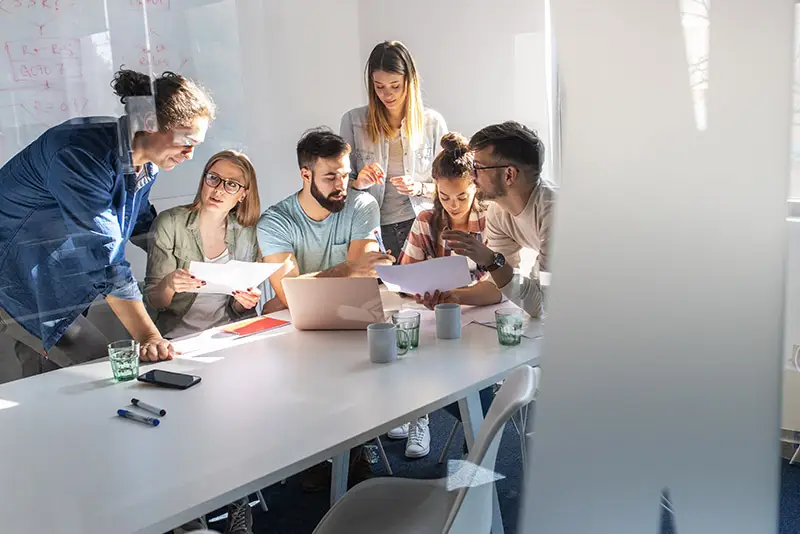 Team-Besprechung eines Software-Projekts