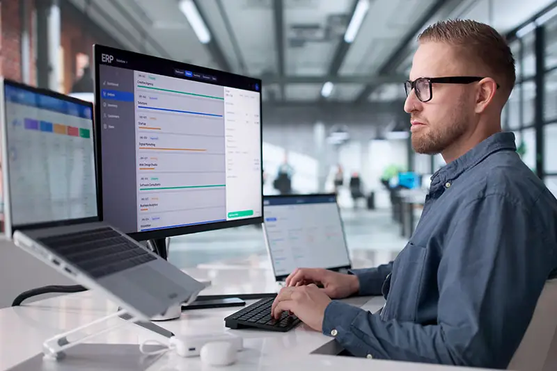 Ein Entwickler bei der Arbeit an seinem Arbeitsplatz