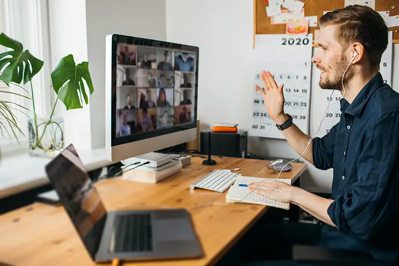 Ein Mitarbeiter im Homeoffice bei einem Online-Meeting