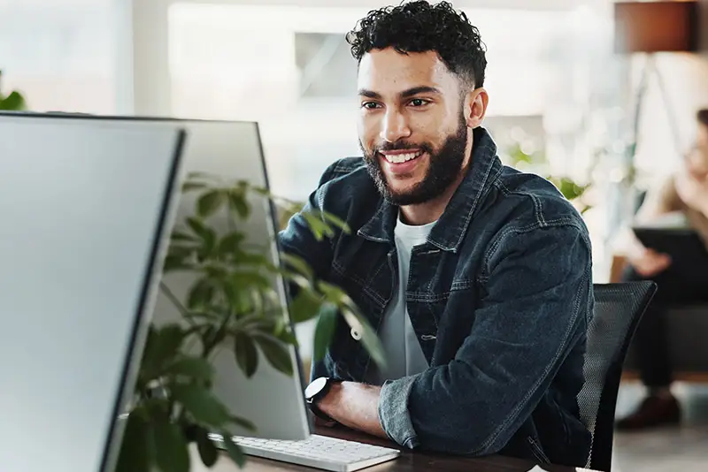 Ein Entwickler bei der Arbeit