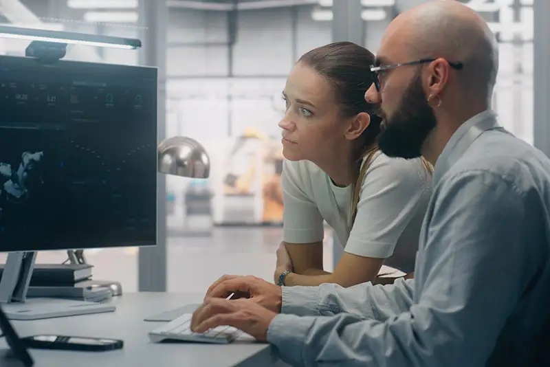 Zwei Personen arbeiten mit Prozessautomatisierung