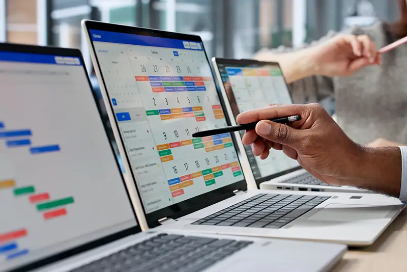 Eine Person deutet mit dem Stift auf eine Grafik