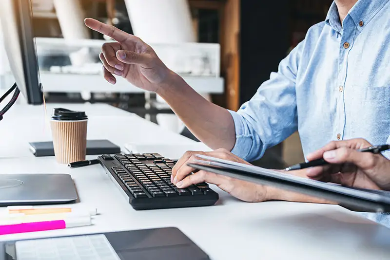 Zwei Teammitglieder besprechen ein Projekt