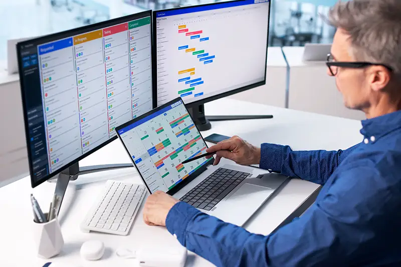 Ein Projektmanager bearbeitet ein Kanban-Board