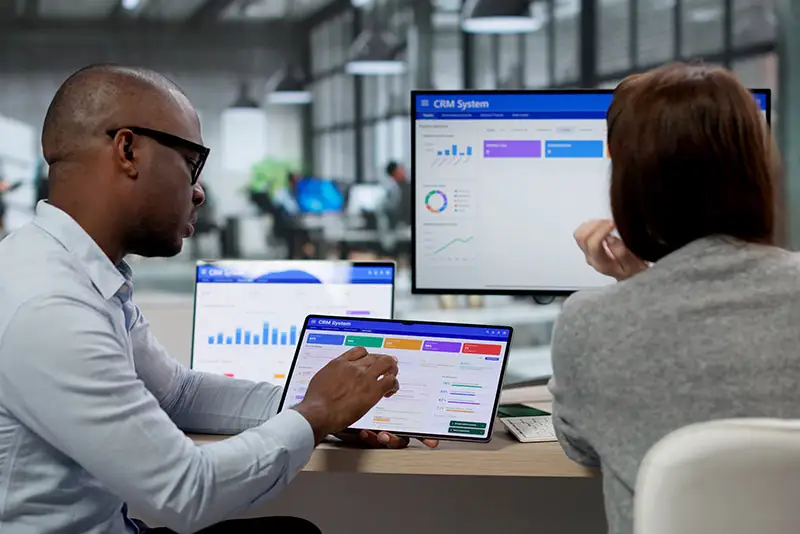 Mitarbeiter eines Developer-Teams bei der Begutachtung des Projektstands