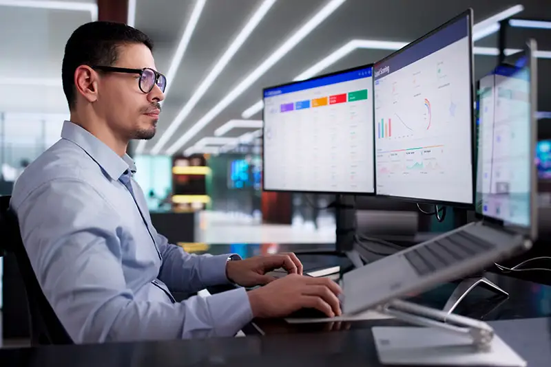 Ein Developer bei der Arbeit in einem großen Büro