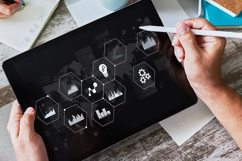 Ein Tablet mit Icons wird genutzt