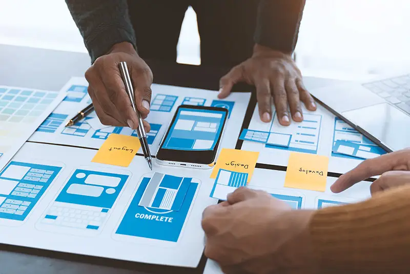 Zwei Personen betrachten Mockup-Ausdrucke