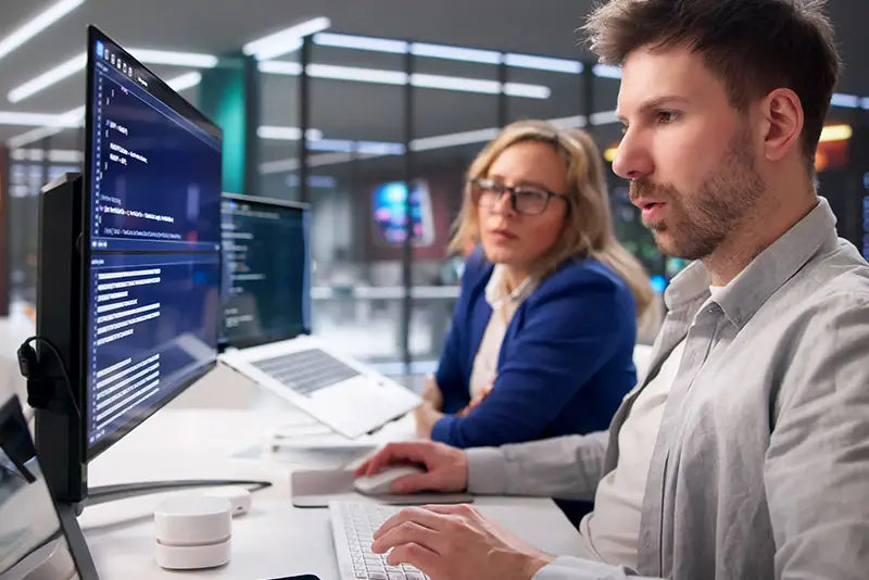 Zwei Personen betrachten einen Bildschirm