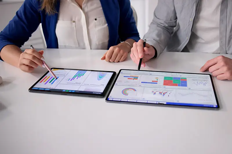 Zwei Personen arbeiten an ihren Tablets