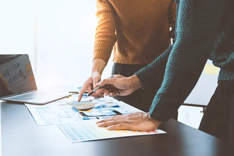 Mitarbeiter betrachten Mockups