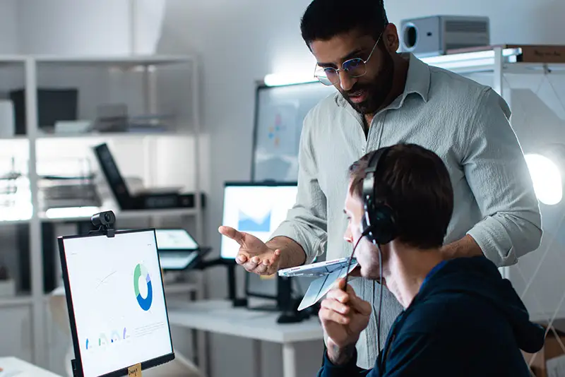 Zwei Mitarbeiter diskutieren über Unzulänglichkeiten von Standard-Software