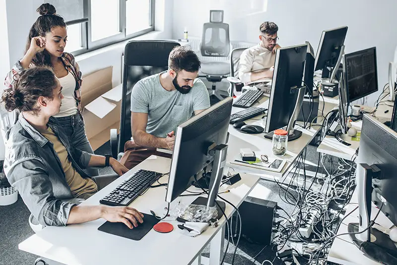 Developer-Team bei der Arbeit an einem Projekt