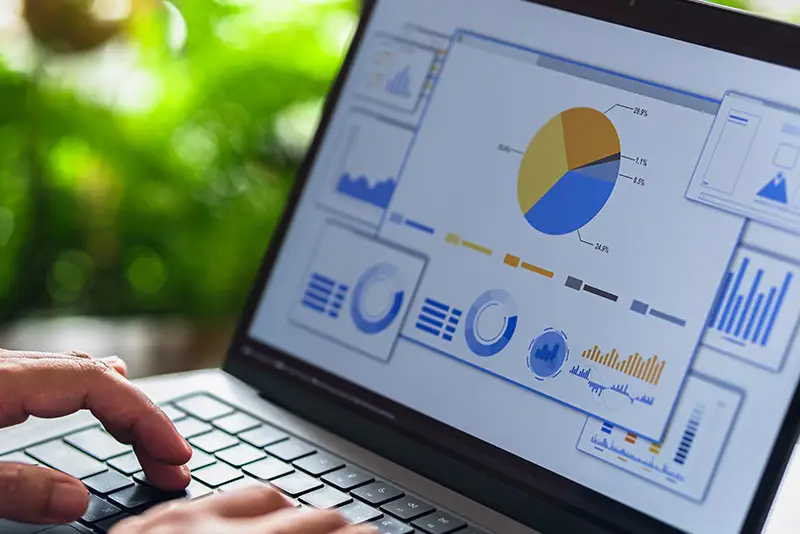 Eine Person arbeitet an einem Laptop an CRM