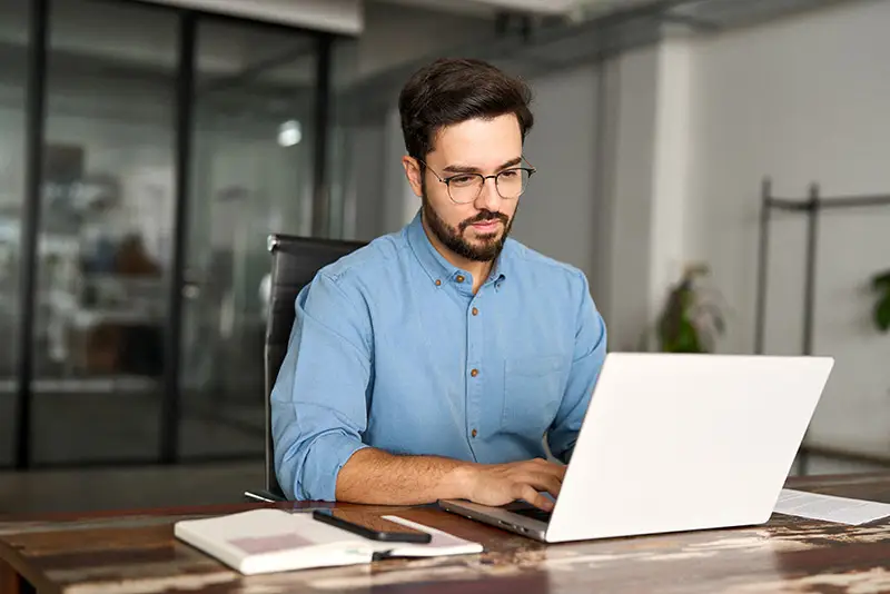 Ein Unternehmer sitzt vor seinem Tablet